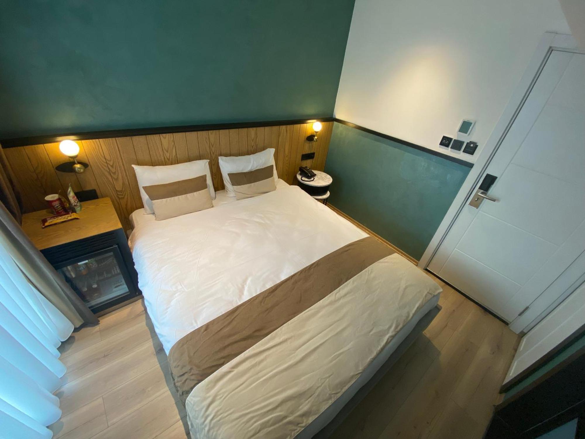Hotel Fragments